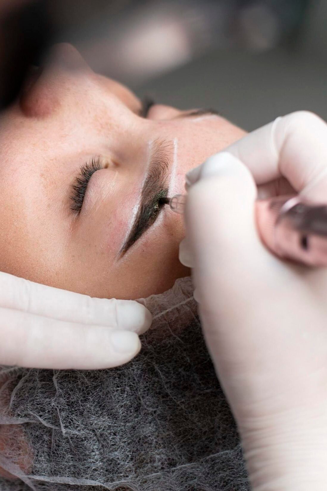 woman doing eyelashes